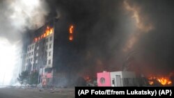 Un edificio arde en llamas después de un bombardeo ruso en Kyiv, Ucrania, el jueves 3 de marzo de 2022. 