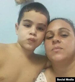 Nidia Bienes Paseiro, junto a su pequeño hijo. (Foto: Facebook)