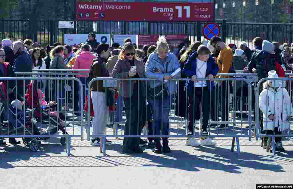 Las personas esperan en una cola en el Estadio Nacional de Varsovia en Polonia para poder aplicar por un número de Identificación polaca que los dejará trabajar, tener servicios médicos gratuitos y educación. Foto: AP/Czarek Sokolowski. Foto: AP/Czarek Sokolowski.