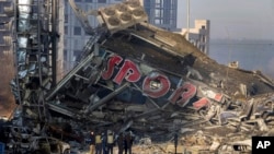 Las ruinas de un centro comercial que fue atacado por fuerzas rusas el lunes, 21 de marzo de 2022, en Kyiv. (AP Foto/Efrem Lukatsky)