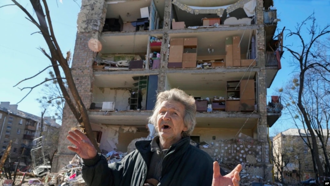 Un hombre ucraniano frente a los restos de su casa en Járkov, destruida por un bombardeo de artillería ruso, el 21 de marzo de 2022.