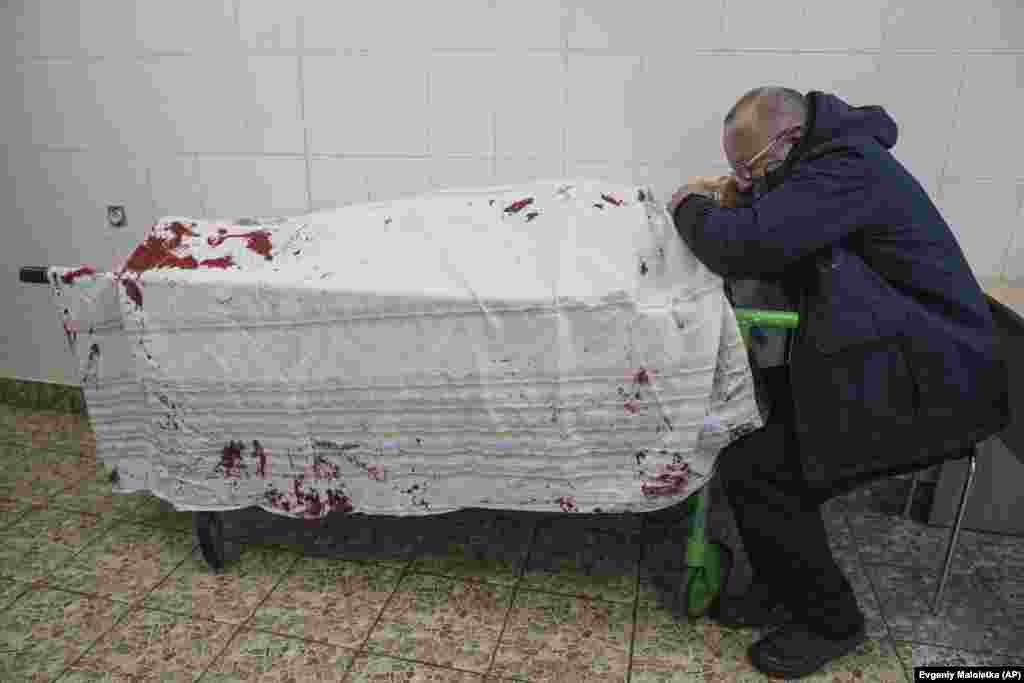 Serhii se abraza al cad&#225;ver de su hijo Iliya, fallecido en un hospital de Mari&#250;pol (Ucrania) el 2 de marzo, tras ser herido por los bombardeos rusos.