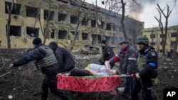 Una mujer embarazada herida en el hospital de maternidad destruido por los bombardeos en Mariúpol. (AP/Evgeniy Maloletka)