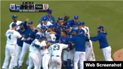 Los Reales de Kansas City jugarán la Serie Mundial contra el ganador del duelo de la Liga Nacional entre Gigantes de San Francisco y Cardenales de St. Louis.