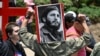 Un hombre sostiene una fotografía de Fidel Castro en una protesta frente al antiguo edificio de la Embajada de Estados Unidos en Ciudad de México, el 26 de julio de 2026 (Foto de Yuri CORTEZ / AFP)