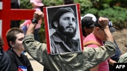 Un hombre sostiene una fotografía de Fidel Castro en una protesta frente al antiguo edificio de la Embajada de Estados Unidos en Ciudad de México, el 26 de julio de 2026 (Foto de Yuri CORTEZ / AFP)