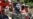 Un hombre sostiene una fotografía de Fidel Castro en una protesta frente al antiguo edificio de la Embajada de Estados Unidos en Ciudad de México, el 26 de julio de 2026 (Foto de Yuri CORTEZ / AFP)