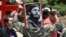Un hombre sostiene una fotografía de Fidel Castro en una protesta frente al antiguo edificio de la Embajada de Estados Unidos en Ciudad de México, el 26 de julio de 2026 (Foto de Yuri CORTEZ / AFP)