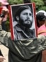 Un hombre sostiene una fotografía de Fidel Castro en una protesta frente al antiguo edificio de la Embajada de Estados Unidos en Ciudad de México, el 26 de julio de 2026 (Foto de Yuri CORTEZ / AFP)