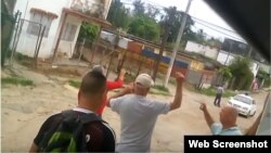 Opositores protestan en La Habana contra el canciller Bruno Rodríguez.