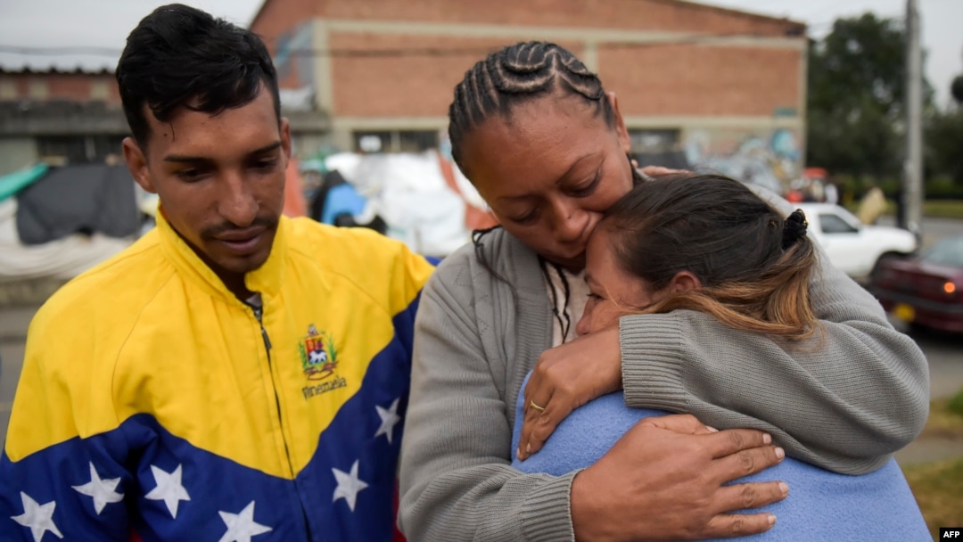 Migrantes venezolanos improvisan un campamento cerca de la terminal de ómnibus en Bogotá.