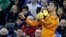 El delantero portugués del Real Madrid Cristiano Ronaldo para el balón con el pecho