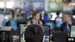 Un joven de Sao Paulo navega en internet. 