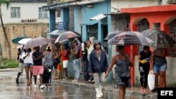 Miles de evacuados y vías incomunicadas por lluvias en zona central de Cuba