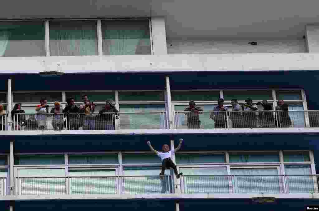 Cada dos o tres pisos, Robert se solt&oacute; los brazos y salud&oacute; a la gente. Haciendo se&ntilde;as con los brazos le pidi&oacute; a la gente que lo aplaudiera.