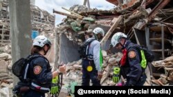 Miembros del FL-TF1 del Departamento de Bomberos de Miami-Dade laboran en las zonas afectas por el doble terremoto en Venezuela.