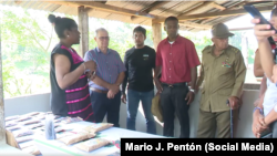 Eladio Jesús Cudeiro (al centro) junto a funcionarios y un oficial del Ministerio del Interior del régimen cubano. 
