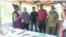 Eladio Jesús Cudeiro (al centro) junto a funcionarios y un oficial del Ministerio del Interior del régimen cubano. 