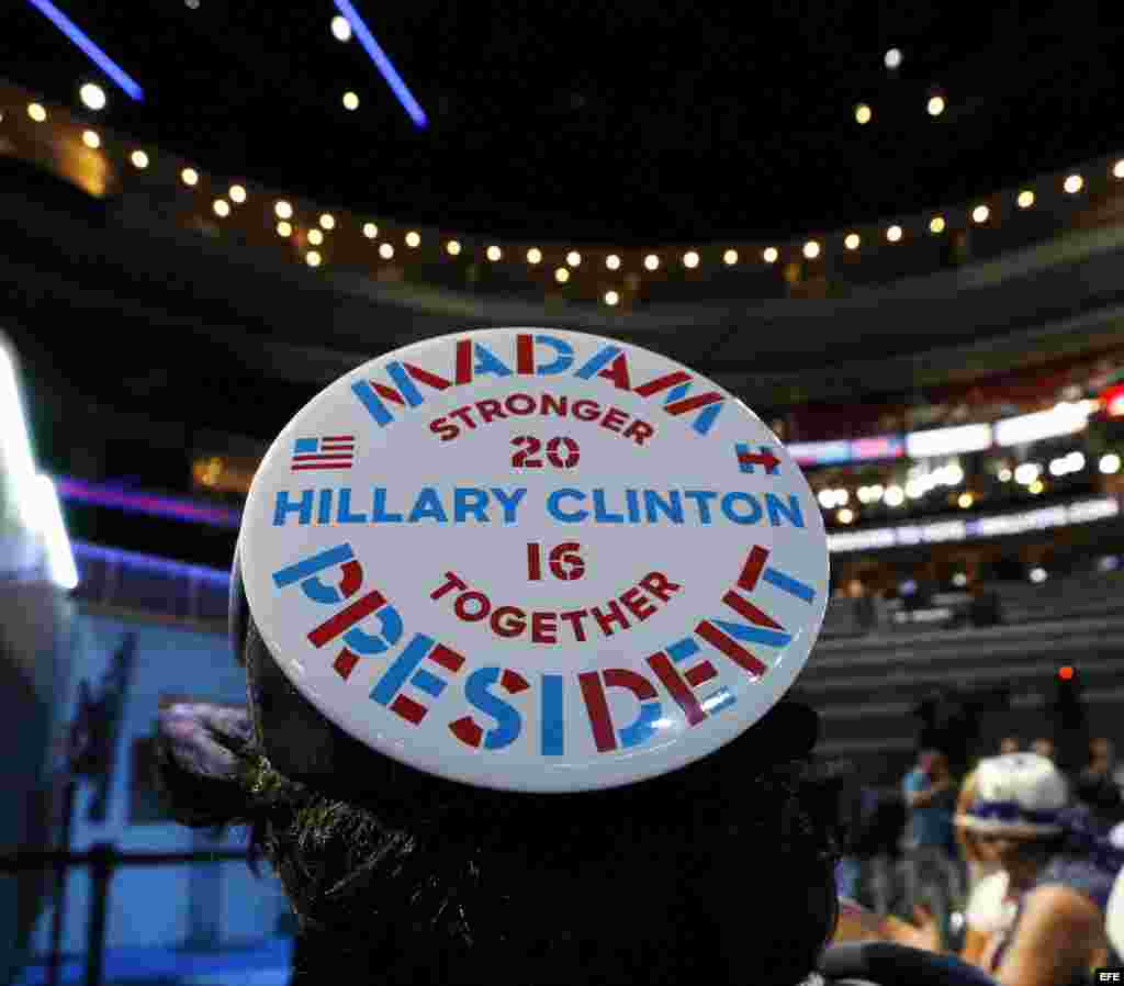 Una participante viste un sombrero de apoyo a la candidatura de Hillary Clinton en el tercer día de la Convención Nacional Demócrata 2016 hoy, miércoles 27 de julio de 2016, en el Wells Fargo Center de Filadelfia, Pensilvania (EE.UU.). EFE/La reunión de