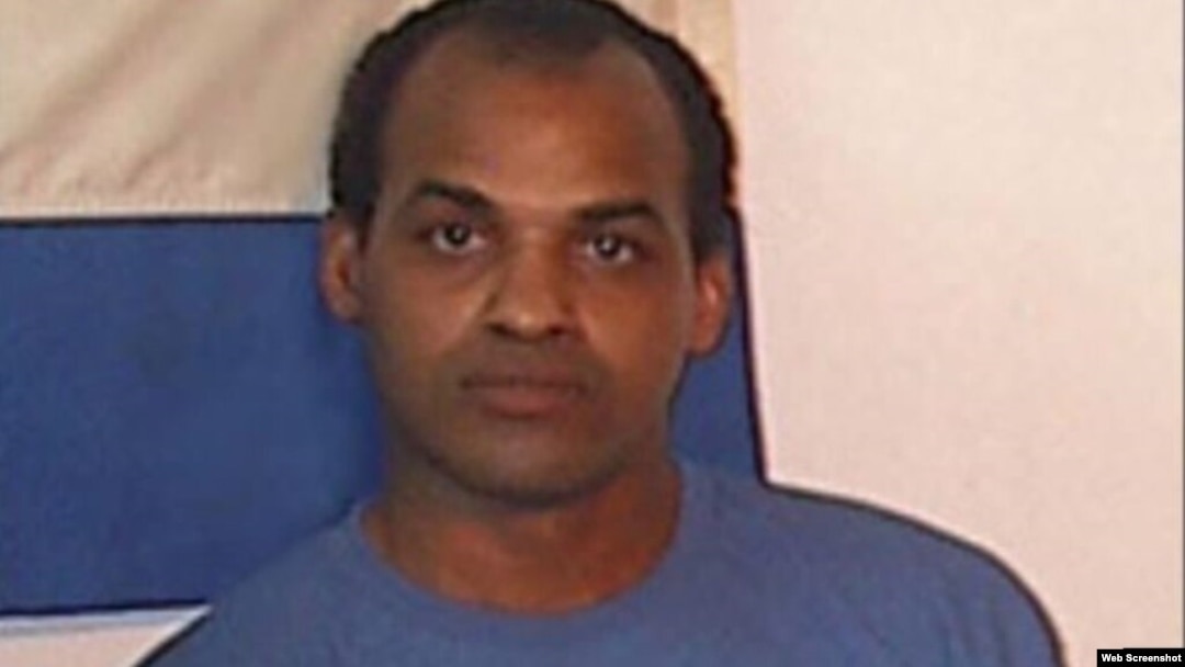 Orlando Zapata Tamayo fue encarcelado en marzo de 2003 tras las medidas represivas de la Primavera Negra contra los grupos de la oposición, murió en la cárcel el 23 de febrero de 2010 tras permanecer varias semanas en huelga de hambre.
