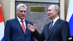 El presidente ruso Vladímir Putin junto al gobernante cubano Miguel Díaz Canel, en la visita de este a Moscú, en octubre de 2019. (Alexander Nemenov/Pool vía AP)