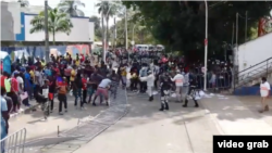 Enfrentamiento violento de migrantes cubanos, haitianos y africanos contra agentes federales en Tapachula.