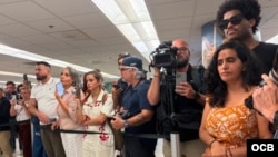 Recibimiento en Miami del artista Luis Manuel Otero.
