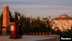 El secretario de Estado, Marco Rubio, habla en la colina de la Pnix —donde los antiguos atenienses celebraban asambleas democráticas— en Atenas, Grecia, el 7 de octubre de 2026. Mark Schiefelbein/Pool vía REUTERS.