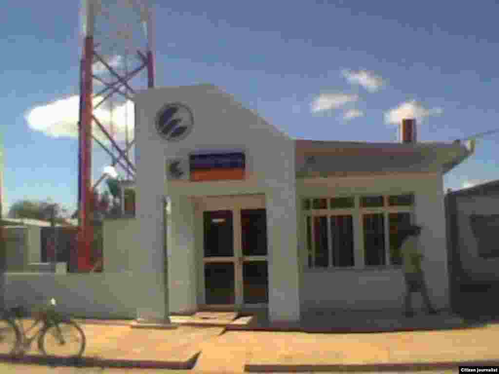 Reportero ciudadano Yosmel Martinez frente a ETECSA en Quemado de Güines