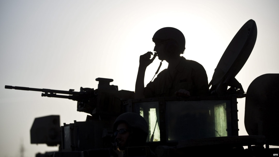 Carros de combate israelíes abandonan la base militar de Kissufim, cerca de la frontera con la Franja de Gaza, Israel. 