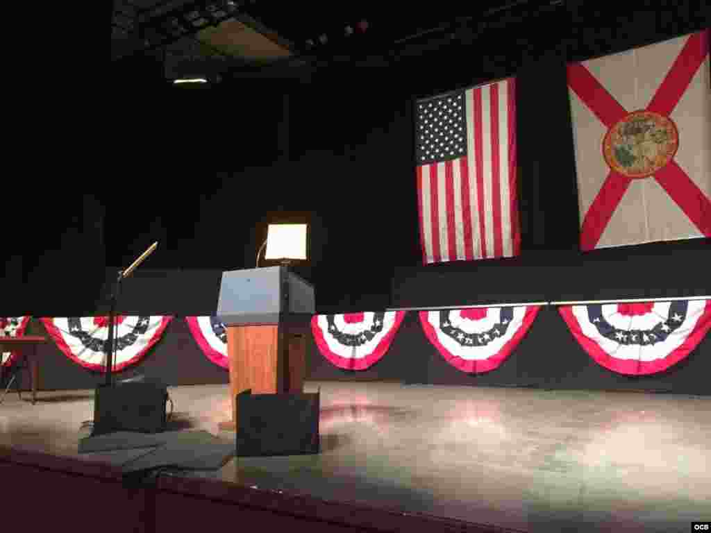 El teatro Manuel Artime de Miami a la espera del Presidente Donald Trump. Foto Alvaro Alba