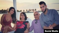 Perla Rosa Rosales junto a su esposo e hijos en Cuba.