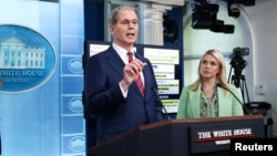La secretaria de prensa de la Casa Blanca, Karoline Leavitt y el secretario del Tesoro, Scott Bessent; en conferencia de prensa en la Casa Blanca, en Washington, el 15 de abril de 2026. REUTERS/Kevin Lamarque.