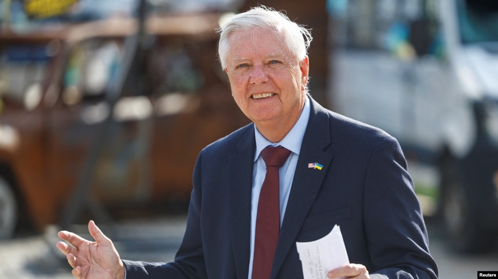El senador Lindsey Graham habla a la prensa desde Kyiv, Ucrania, el 10 de julio de 2026. (REUTERS/Valentyn Ogirenko)