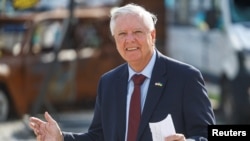 El senador Lindsey Graham habla a la prensa desde Kyiv, Ucrania, el 10 de julio de 2026. (REUTERS/Valentyn Ogirenko)