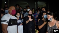 La artista cubana Tania Bruguera entre los manifestantes ante el MINCULT, en La Habana, el 27 de noviembre 2020. (Yamil Lage/AFP).