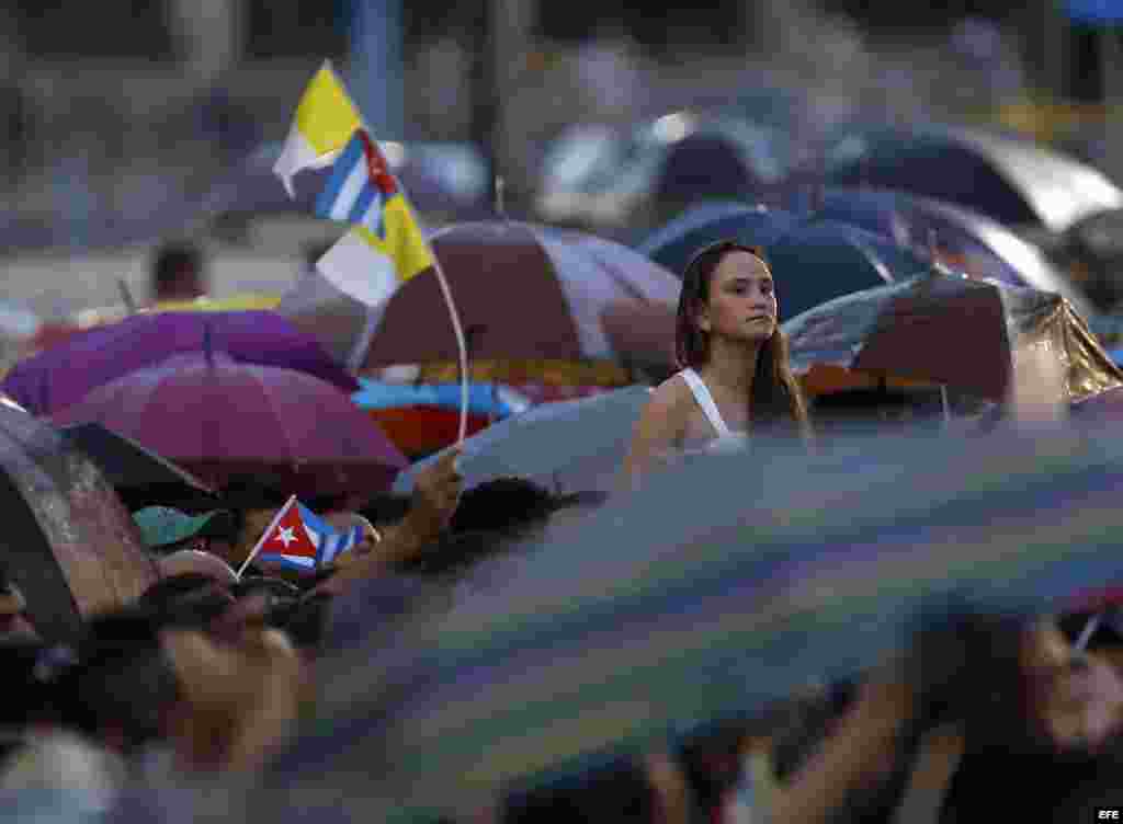  Jóvenes asisten a un encuentro con el papa Francisco hoy, domingo 20 de septiembre de 2015, en el Centro Cultural Padre Félix Varela, en La Habana (Cuba). EFE/Orlando Barría