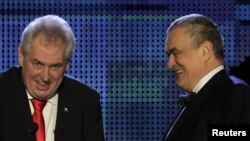 Los candidatos presidenciales, el canciller checo Karel Schwarzenberg (d) y su rival Milos Zeman (i) durante el debate. 