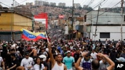 Manifestantes protestan contra los resultados oficiales de las elecciones que declararon la reelección del presidente Nicolás Maduro.