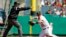 El jugador de los Pittsburgh Pirates Andy LaRoche lanza una bola hacia la primera base.