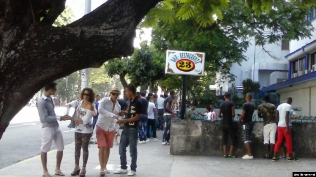 Cubanos en céntrica zona de La Haban, se conectan a WiFi.