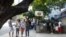 Cubanos en céntrica zona de La Haban, se conectan a WiFi.