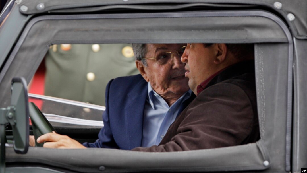 Raúl Castro y Hugo Chávez en Caracas en febrero de 2012. AP Photo/Ariana Cubillos