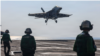 Los Super Hornets F/A-18 del Escuadrón de Cazas de Ataque 14 aterrizan en la cubierta del USS Abraham Lincoln (CVN 72) en el Mar Arábigo.