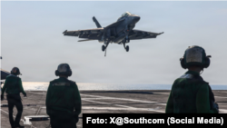 Los Super Hornets F/A-18 del Escuadrón de Cazas de Ataque 14 aterrizan en la cubierta del USS Abraham Lincoln (CVN 72) en el Mar Arábigo.