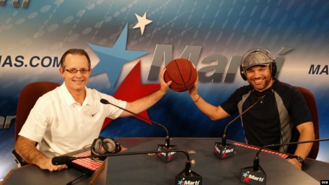 (i-e) Juan Pendás y Víctor Fabián González, los narradores de la Gran Final de la NBA por Radio Martí.