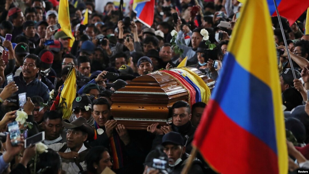 Manifestantes cargan el ataúd de un presunto muerto en las protestas contra el presidente Lenin Moreno, en Quito, Ecuador. 