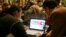 Dos jóvenes sirios siguen a través de Internet la evolución de la jornada electoral en Estados Unidos, en un hotel de Damasco, Siria. 