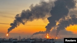 Columnas de humo se elevan de los incendios en una refinería de petróleo tras lo que las autoridades describen como un ataque con drones ucranianos en el marco del conflicto entre Rusia y Ucrania, en Moscú.