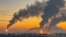 Columnas de humo se elevan de los incendios en una refinería de petróleo tras lo que las autoridades describen como un ataque con drones ucranianos en el marco del conflicto entre Rusia y Ucrania, en Moscú.